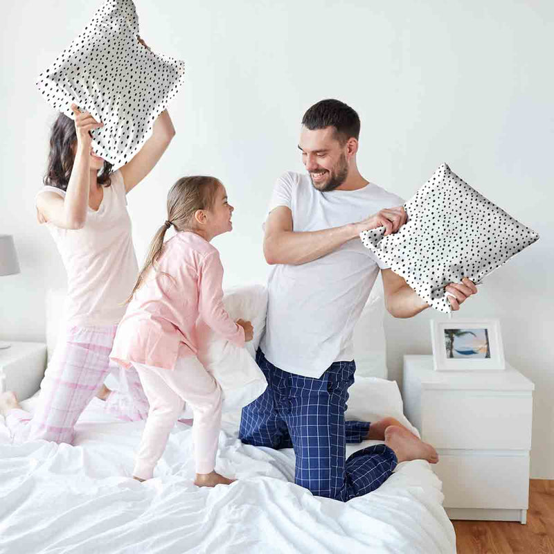 Almohada de salud blanca con muchos puntos pequeños