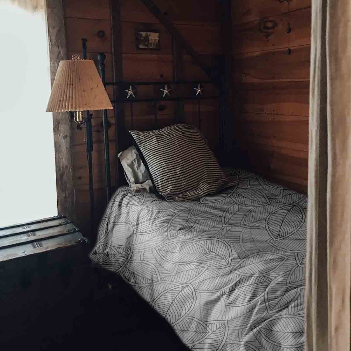 Set de ropa de cama con mantas terapéuticas y hojas de palma grises