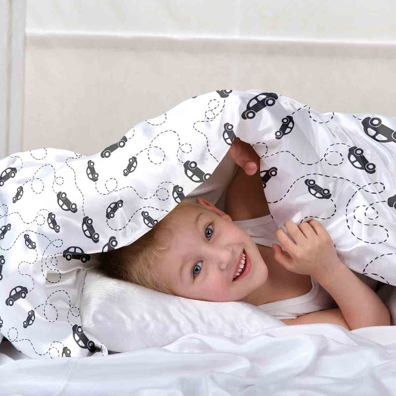 Set de ropa de cama con mantas terapéuticas y autos negros