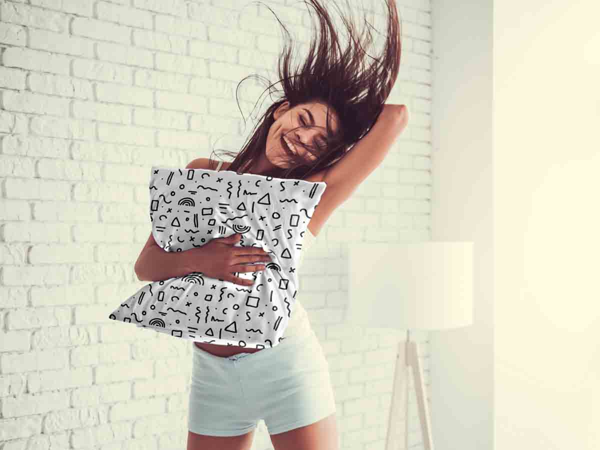 Almohada de salud blanca con formas en negro