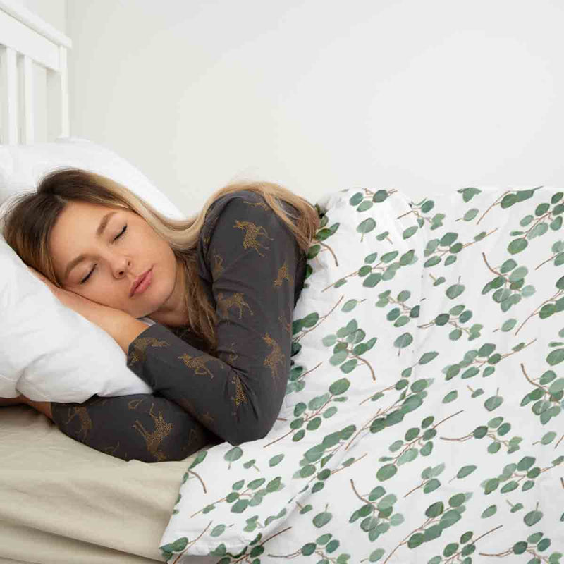 Juego de ropa de cama con mantas terapéuticas blancas con ramas de eucalipto