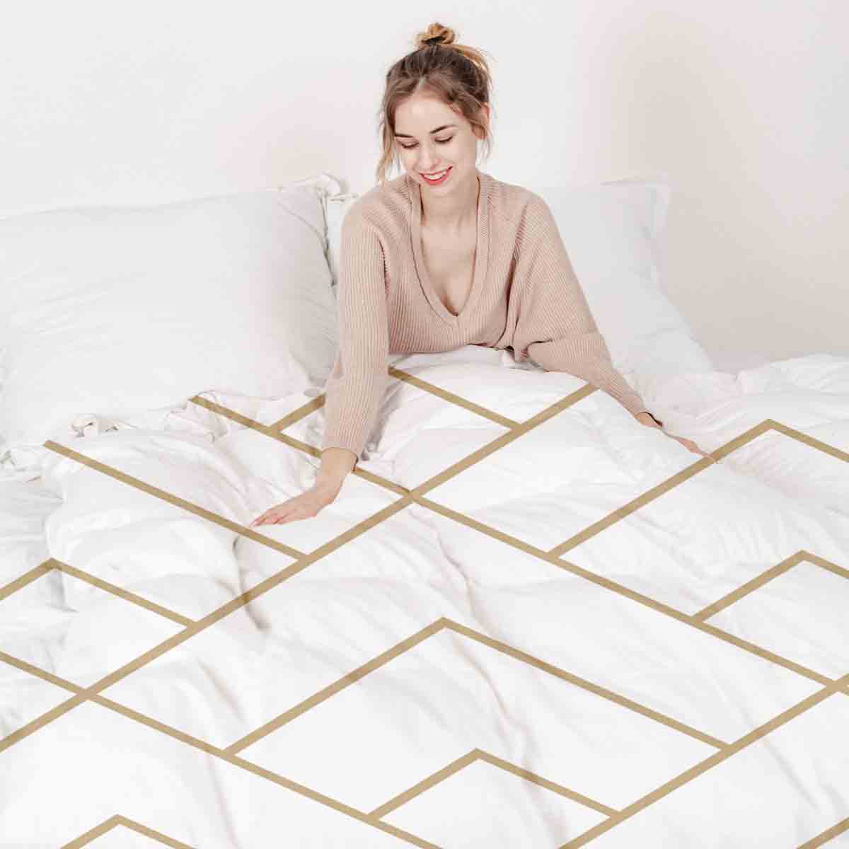 Set de ropa de cama con manta terapéutica y patrón de rayas doradas