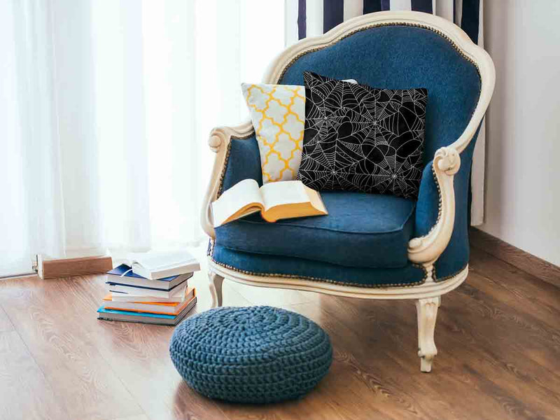 Almohada de salud negra con telaraña